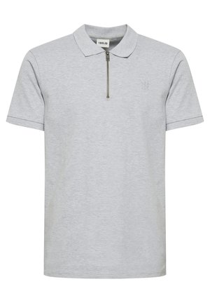 Polo gris clair en tissu doux, doté d'un col à demi-zip et de manches courtes. Détail de logo subtil sur la poitrine.