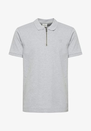 Lys grå polo-skjorte lavet af blødt stof, med en halv-zip krave og korte ærmer. Subtil logo-detalje på brystet.