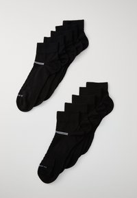 Sieben Paare schwarzer Baumwollsocken mit einem gerippten Bündchen und einem weißen Streifen nahe dem Knöchel, mit einer glatten Textur.