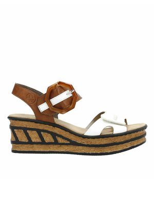 Sandale compensée à plateforme avec des sangles en cuir marron, des accents blancs, une semelle en liège et un détail de boucle octogonale. Semelle extérieure texturée avec un motif noir.
