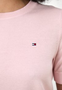Tommy Hilfiger SHORT SLEEVE KNIT - Paprasti marškinėliai - delicate pink