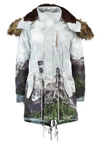 Parka bunda s potiskem hor a lesa, světle modrá látka, s kožíškem podšitou kapucí, staženým pasem a dvěma předními kapsami.