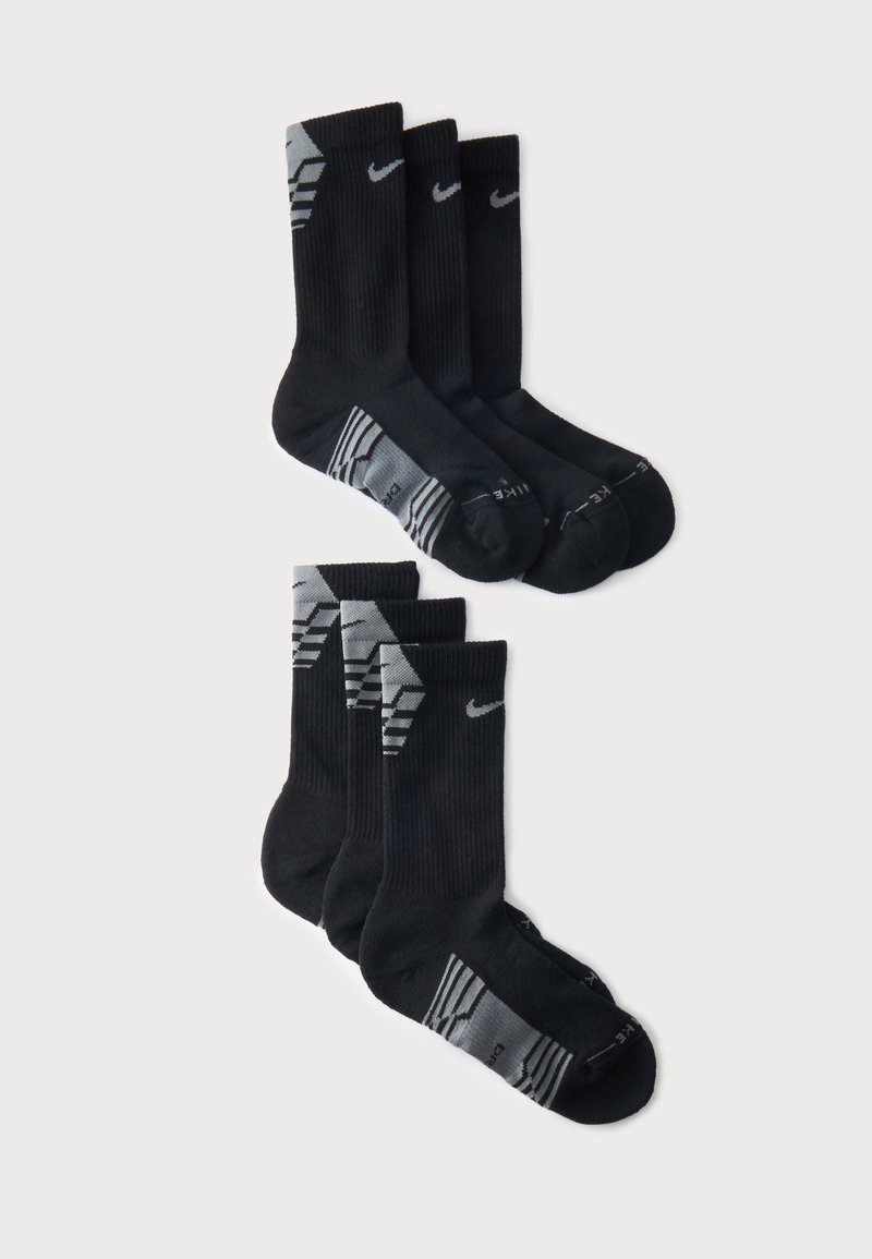 Έξι μαύρες κάλτσες Nike με γκρι λεπτομέρειες, τακτοποιημένες σε δύο τακτικές σειρές σε λευκό φόντο.