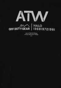 Czarny t-shirt z białym tekstem. Projekt zawiera "ATW" oraz "OFF DUTY GEAR", z charakterystyczną grafiką i wieloma szczegółami numerycznymi.
