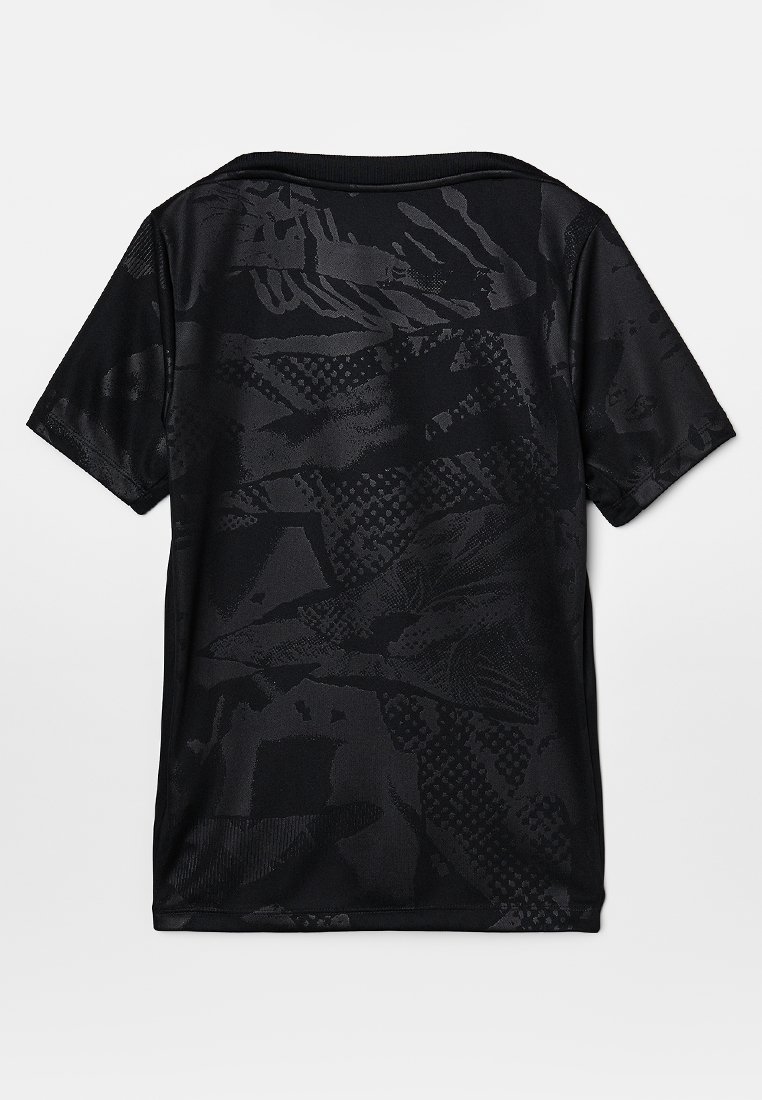 Schwarzes Sportshirt mit einem strukturierten Muster und unterschiedlichen Oberflächen, kurzen Ärmeln und einem runden Halsausschnitt. Der Stoff ist leicht und glatt.