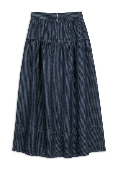 Gonna in denim blu scuro con sottili righe verticali bianche, vita arricciata, design a strati e chiusura con zip sul retro.