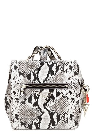 Kleine rugzak met zwart-wit slangenhuidpatroon, voorvak met ritssluiting, bandjes met kettingaccenten en decoratieve sleutelhanger met hartvormige bedel.