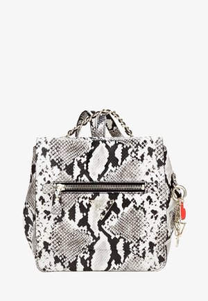 Mały plecak z czarno-białym wzorem skóry węża, z przednią kieszenią zapinaną na zamek, paskami z ozdobnym łańcuszkiem oraz dekoracyjną zawieszką w kształcie serca.