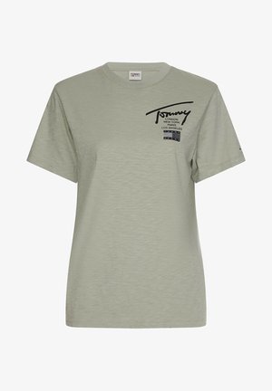 Lichtgroen Tommy Jeans T-shirt met korte mouwen en zwarte stadsnamen en logo gedrukt op de linkerbovenborst.