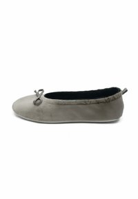 Ballerines en suède gris avec un bout arrondi, accent de nœud décoratif et bord élastique. Doublure intérieure douce et semelle plate.