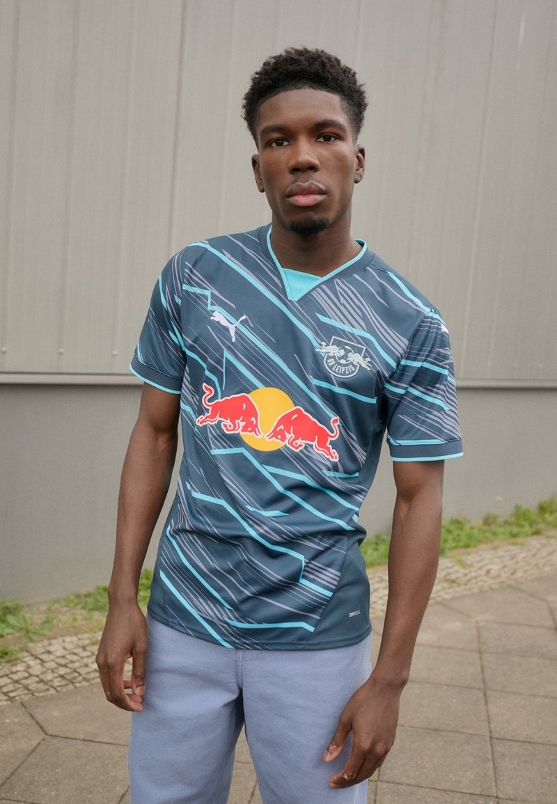 Sötétkék focimez világoskék kiegészítőkkel, átlós csíkokkal, v nyakkal és Red Bull logókkal az elején.