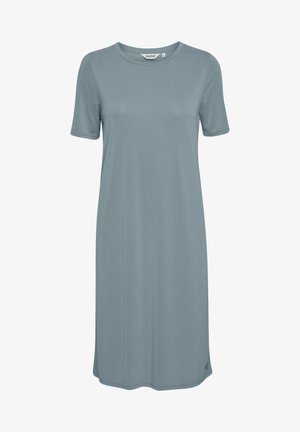 Lühikeste varrukatega, lõdvaltist lõikega kleit helesinises kangas. Omab ümarat kaelust ja sujuvat, pehmet tekstuuri. Ilma mustrite või lisadeta.