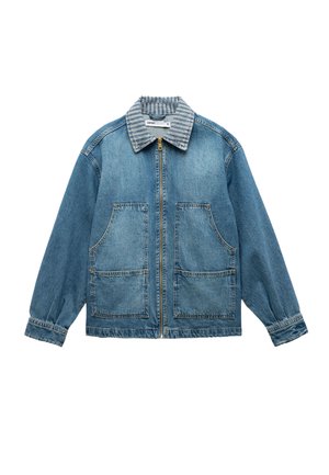 Veste en denim bleu avec un col rayé, fermeture éclair et deux grandes poches avant. Coupe ample avec poignets et ourlet élastiques.