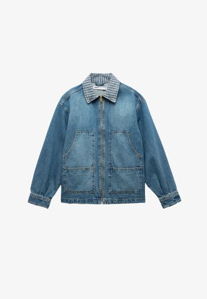 Veste en denim bleu avec un col rayé, fermeture éclair et deux grandes poches avant. Coupe ample avec poignets et ourlet élastiques.