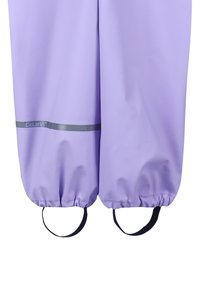 Lila vattentäta byxor med elastiska ärmslut, svarta loopdetaljer och ett reflekterande grått bälte med "CeLaVi"-logotypen.