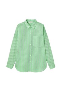 Blouse rayée verte à manches longues, devant boutonné et avec une poche poitrine. Présente des rayures verticales dans des teintes plus claires et plus foncées.