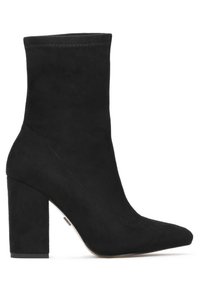 Botine negre până la gleznă, realizate din suede moale, cu vârf ascuțit și un toc pătrat înalt. Detalii cusute pe laterale adaugă textură.