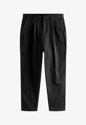 Schwarze Hosen aus glattem Stoff, mit tailliertem Schnitt, vorderen Falten und einem klassischen Bund mit Gürtelschlaufen.