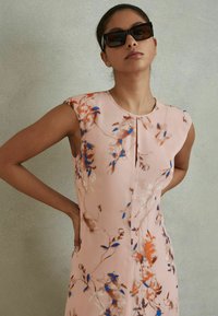 Reiss REGULAR FIT różowy
