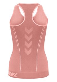 Dame atletisk tanktop i blød lyserød, med ribbet tekstur, racerback-design, diagonale chevron-mønstre og et logo-bånd ved kanten.