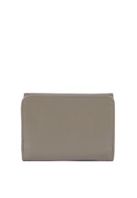 Portafoglio in pelle grigia con forma rettangolare, texture liscia e cuciture visibili. Nessun hardware o motivo presente.
