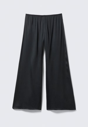 Schwarze weite Hosen aus leichtem Stoff mit elastischem Bund und einer glatten, leicht glänzenden Oberfläche. Sie bieten eine lockere Passform.