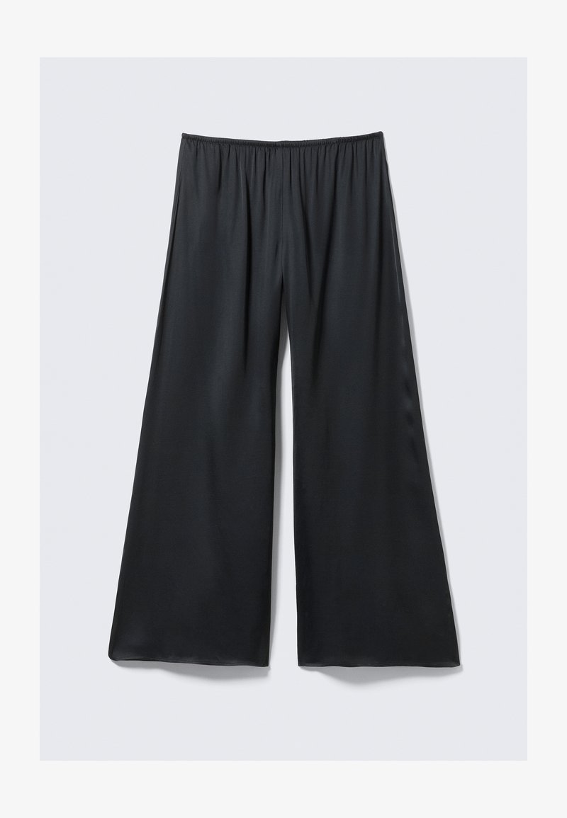 Schwarze weite Hosen aus leichtem Stoff mit elastischem Bund und einer glatten, leicht glänzenden Oberfläche. Sie bieten eine lockere Passform.