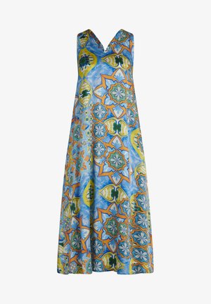 Vestido sin mangas colorido con escote en V, fabricado con una tela ligera de base azul y patrones florales y geométricos intrincados en verde, naranja y amarillo.