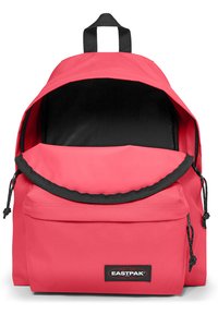 Červený látkový batoh s černým zipem a popruhy, který má velkou přední kapsu a stahovací uzávěr pod klopou.