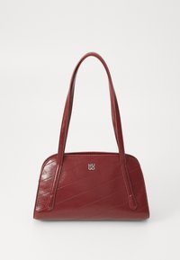 Borsa a spalla trapuntata rossa realizzata in materiale lucido, con due manici lunghi e un'accento con logo argentato. La cucitura diagonale crea una texture.