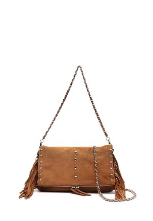 Bruine suède handtas met zilveren studs, bruine franjes aan de zijkanten en een kettingriem gevlochten met leer, tegen een witte achtergrond.