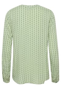 Camisa de manga larga con un fondo verde claro y un patrón por toda la prenda de triángulos geométricos en verde más oscuro, vista desde atrás.