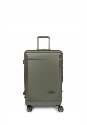 Harde koffer in olijfgroen met een gestructureerd oppervlak, intrekbare handgreep, vier wielen en een logo-detail aan de voorkant.
