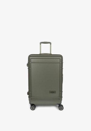 Maleta rígida en verde oliva con superficie texturizada, asa retráctil, cuatro ruedas y detalle de logo frontal.