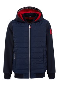 Námořnická modrá bunda s polstrovaným předním dílem, červenou podšívkou kapuce, plným zipem, žebrovanými manžetami a nášivkou s logem na levém rukávu.