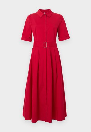 Robe chemise midi rouge avec manches courtes retroussées, col pointu, fermeture boutonnière sur le devant et ceinture assortie avec boucle argentée.