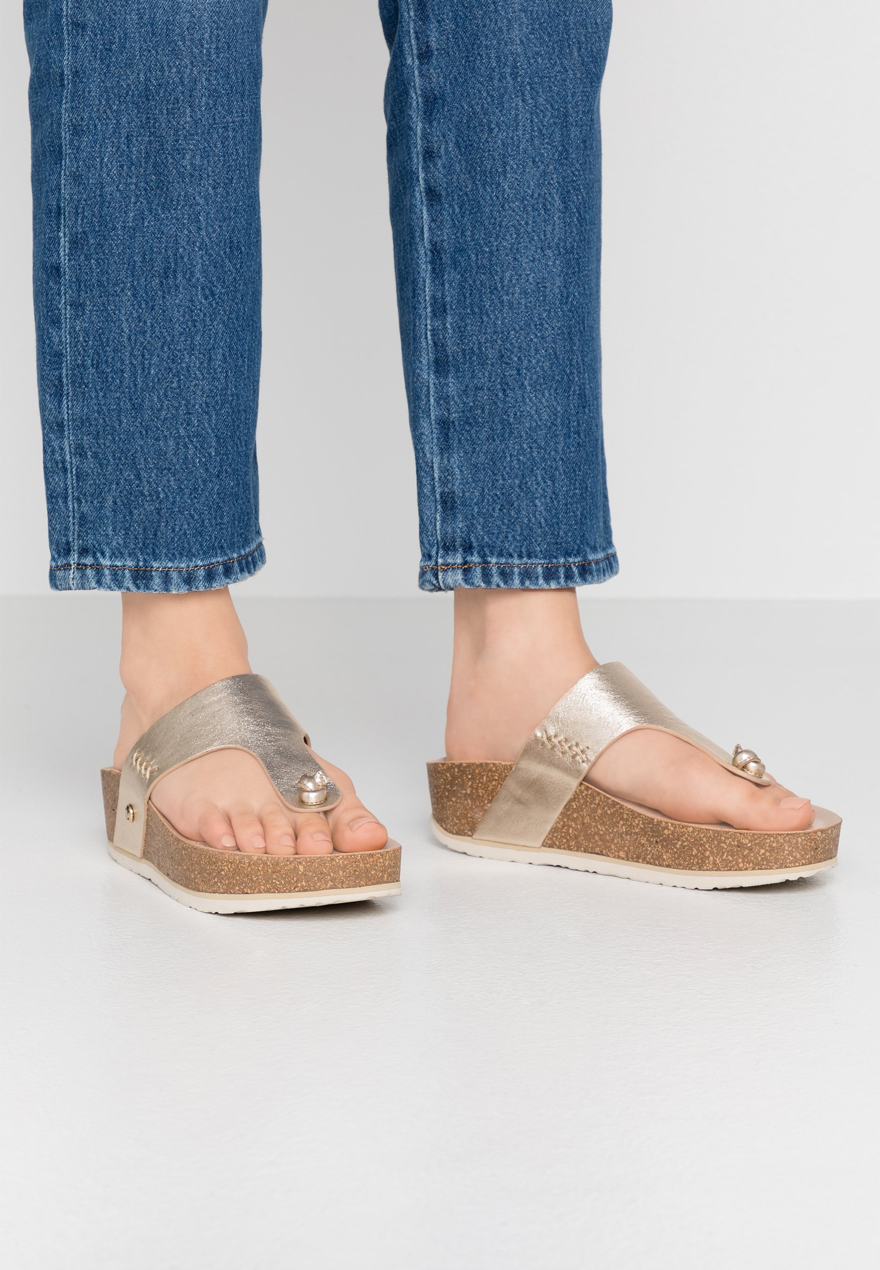 Panama Jack QUINOA SHINE - Sandalias de dedo - gold/dorado - Zalando.es