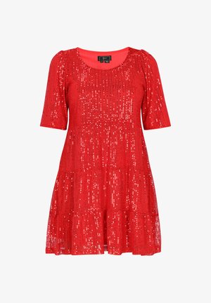 Rød pailletkjole med korte puffærmer, rund halsudskæring og en lagdelt nederdel. Funklende pailletter skaber en tekstureret overflade.