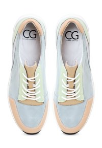 Paire de baskets bleu clair, beige et vert pâle à lacets, avec semelles blanches et logo "CG Cesare Gaspari" à l'intérieur.