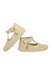 Gouden synthetische Mary Jane-stijl schoenen met een uitsnijdontwerp, klittenbandsluiting en beige rubberen zool, met een klein merklabel.
