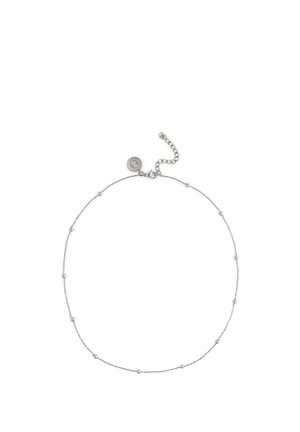 Fijne zilveren ketting met gelijkmatig verdeelde kleine ronde kralen en een rond merkbedel dichtbij de karabijnsluiting en het verlengstuk.