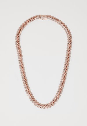 Collar de color oro rosa con un diseño trenzado, adornado con cristales transparentes brillantes y un cierre en el centro. Textura suave.
