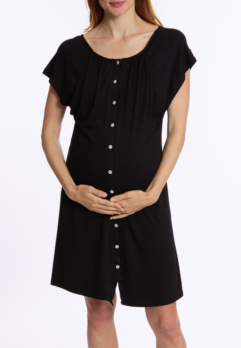 Zwarte zwangerschapsjurk met korte fluttermouwen, ronde halslijn en volledige knoopsluiting aan de voorkant. Zachte stof, lengte tot de knie.