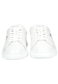 Weiße Leder-Sneaker mit glatter Textur, runder Zehenpartie und Schnürsenkeln. Mit einem Logo an der Seite und einer weißen Gummisohle.