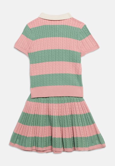 Σετ με κοντομάνικο πλεκτό τοπ και πλισέ φούστα με εναλλασσόμενες ροζ και πράσινες οριζόντιες ρίγες με πλεγμένη υφή.