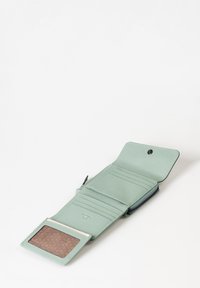 Portafoglio in pelle verde menta con chiusura a zip, multiple fessure per carte e una finestra trasparente per l'ID. Superficie testurizzata e dettagli di branding discreti.