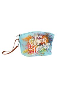 Borsa cosmetica in tela di colore azzurro chiaro, caratterizzata da un design a macchie colorate e testo bianco "È tempo d'estate!" con un cinturino da polso marrone.