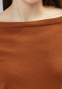 INFLUENCER BOAT-NECK BASIC - Maglione - caramel