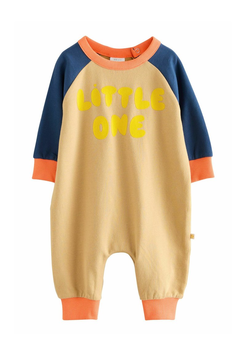 Bomulds jumpsuit i beige med marineblå raglanærmer. Har lys gul tekst "LILLE VEN" og orange ribbede manchetter og halsudskæring.