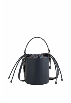 Bolso tipo cubo cilíndrico negro con asa superior, correa de hombro ajustable y cierre con cordón de tela multicolor recogida.
